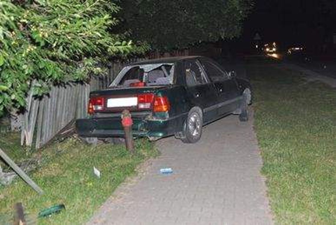 Auto wjechało w mężczyznę siedzącego na ławce