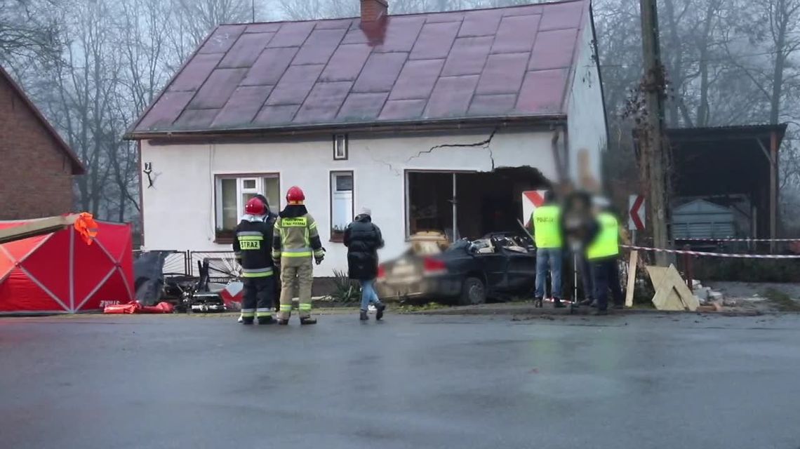 Auto wypadło z drogi i uderzyło w dom. Kierowca zginął [wideo]