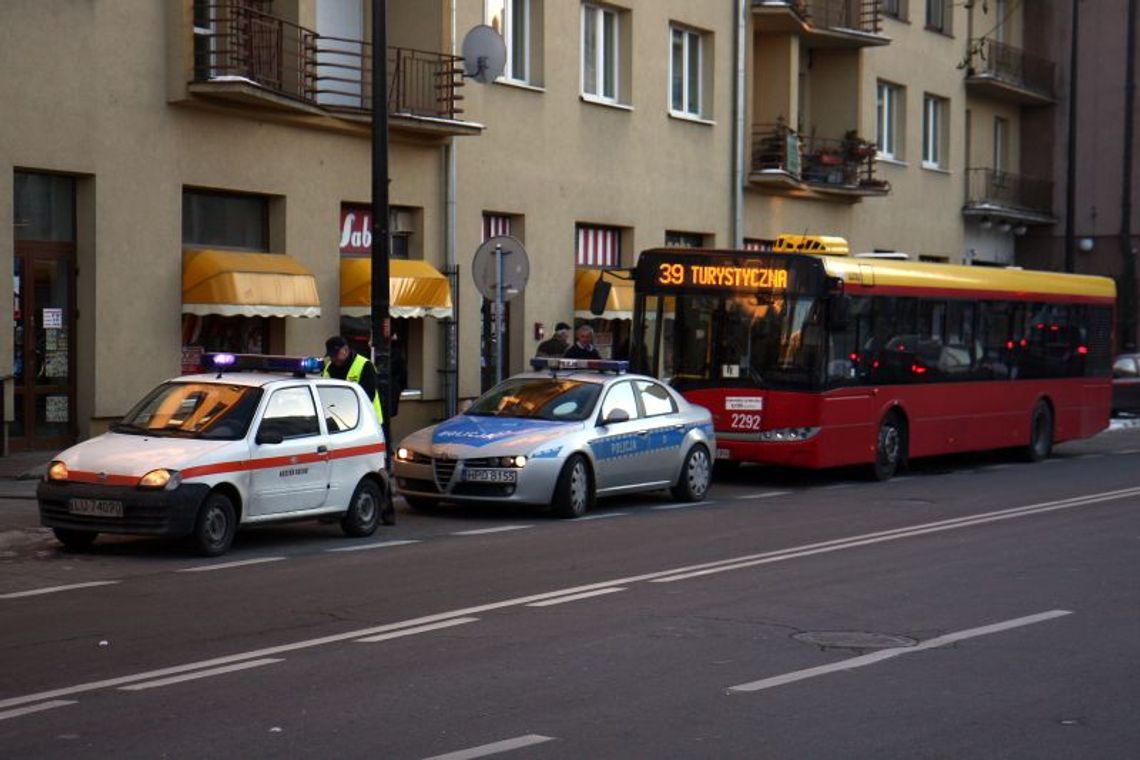 Auto zajechało drogę autobusowi. Dwie osoby w szpitalu Auto zajechało drogę autobusowi. Dwie osoby w szpitalu