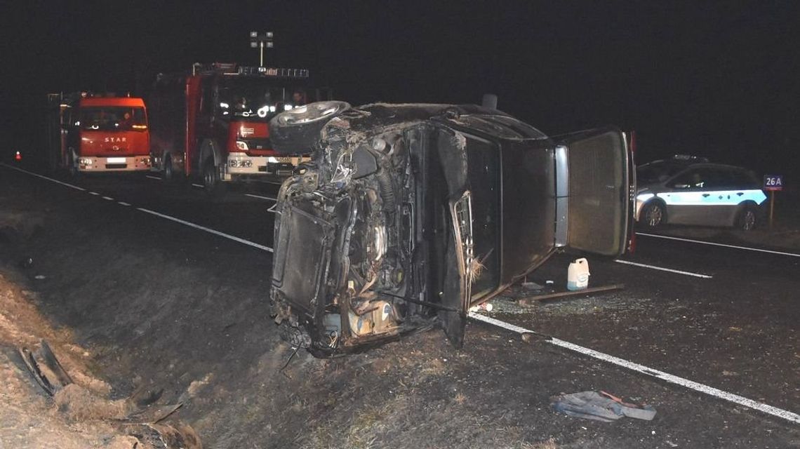 Auto zjechało do rowu i dachowało. W samochodzie były cztery osoby Auto zjechało do rowu i dachowało. W samochodzie były cztery osoby