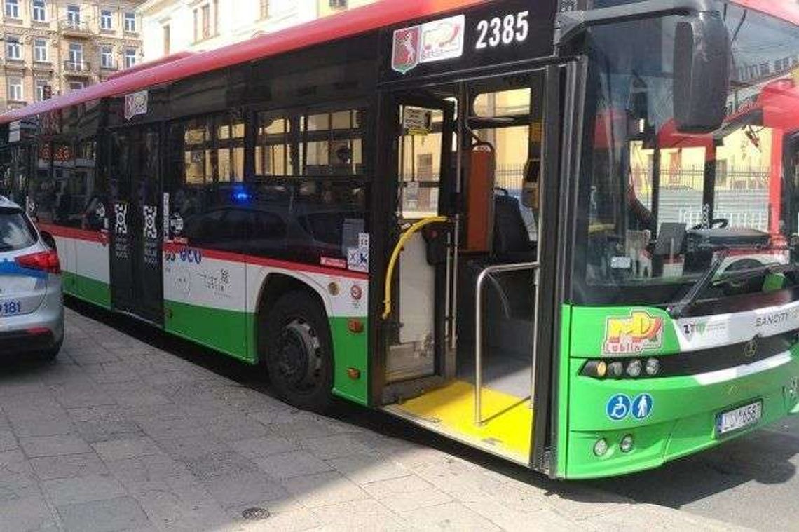 Autobus gwałtownie zahamował. Pasażerka trafiła do szpitala
