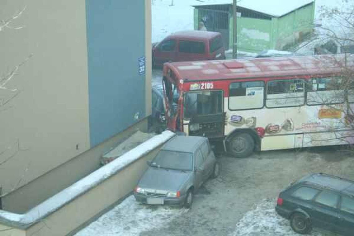 Autobus MPK zatrzymał się na bloku. \"Po stłuczce zepsuły się hamulce\" Autobus MPK zatrzymał się na bloku. \"Po stłuczce zepsuły się hamulce\"