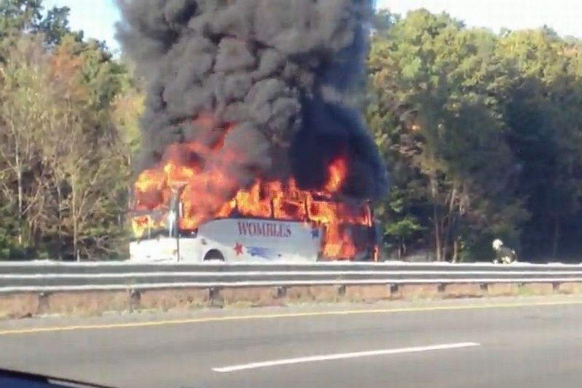 Autobus pełen uczniów stanął w ogniu (wideo)