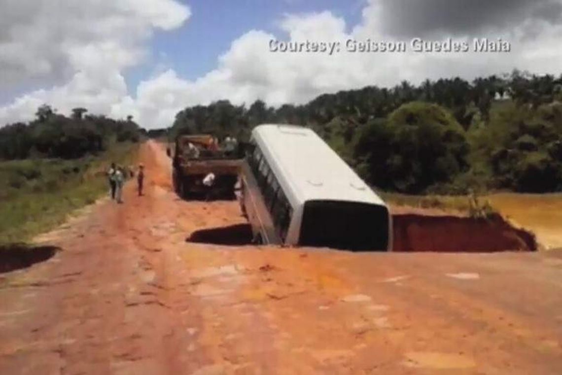Autobus \"połknięty\" przez drogę w Brazylii (wideo)
