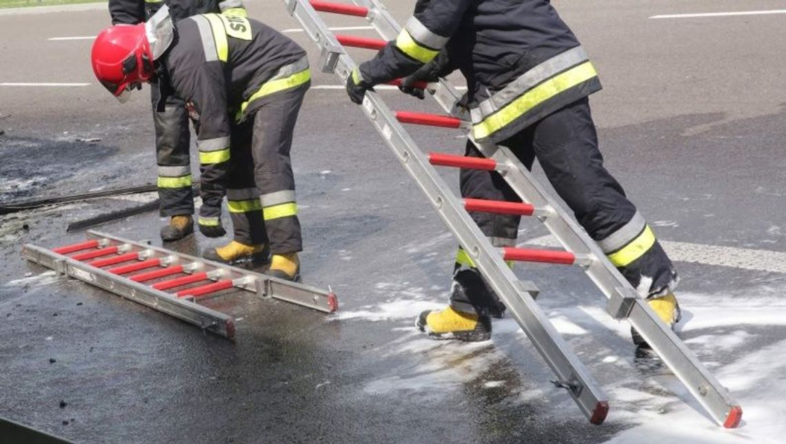 Autobus relacji Lublin - Kraków stanął w ogniu. Pożar wybuchł na S7 pod Kielcami