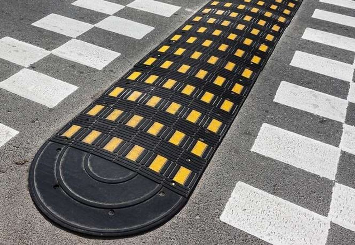 Autobus wjechał na próg zwalniający, pasażerka w szpitalu