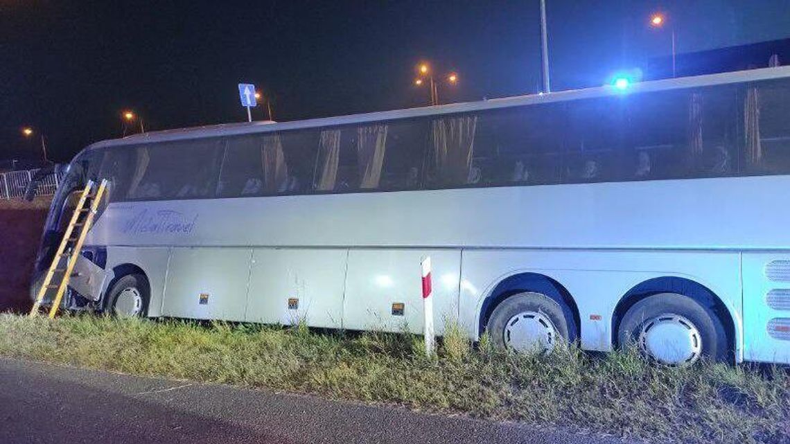 Autobus z dziećmi z Puław zjechał do rowu. Na szczęście skończyło się tylko na strachu Autobus z dziećmi z Puław zjechał do rowu. Na szczęście skończyło się tylko na strachu