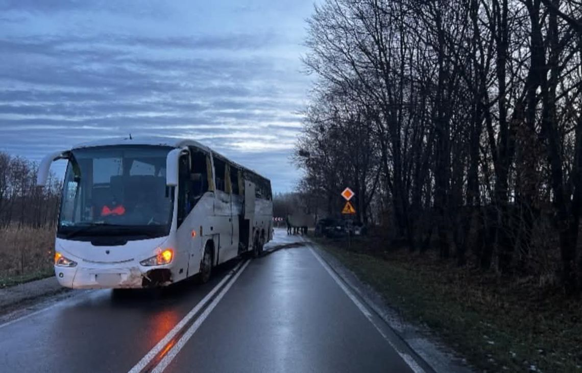 Autobus zjechał do rowu. Droga zablokowana Autobus zjechał do rowu. Droga zablokowana