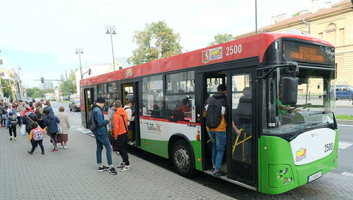 Autobusy idą na wakacje. Przed podróżą do pracy sprawdź rozkład jazdy