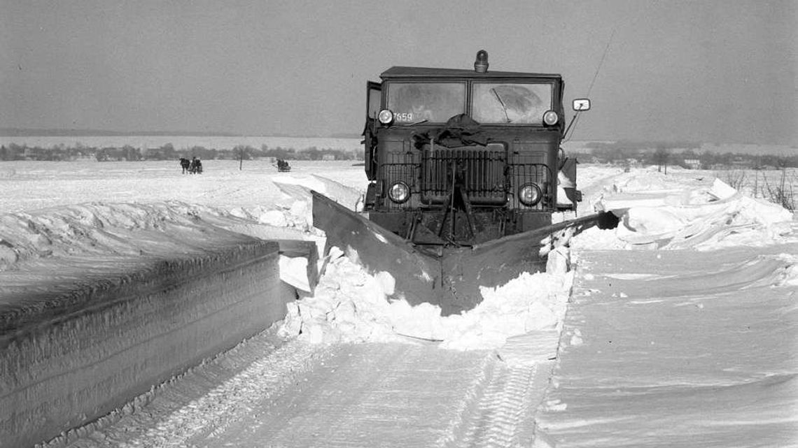Autobusy w śnieżnych tunelach, a na ulicach Lublina czołgi. 42 lata temu "zima stulecia" sparaliżowała Polskę