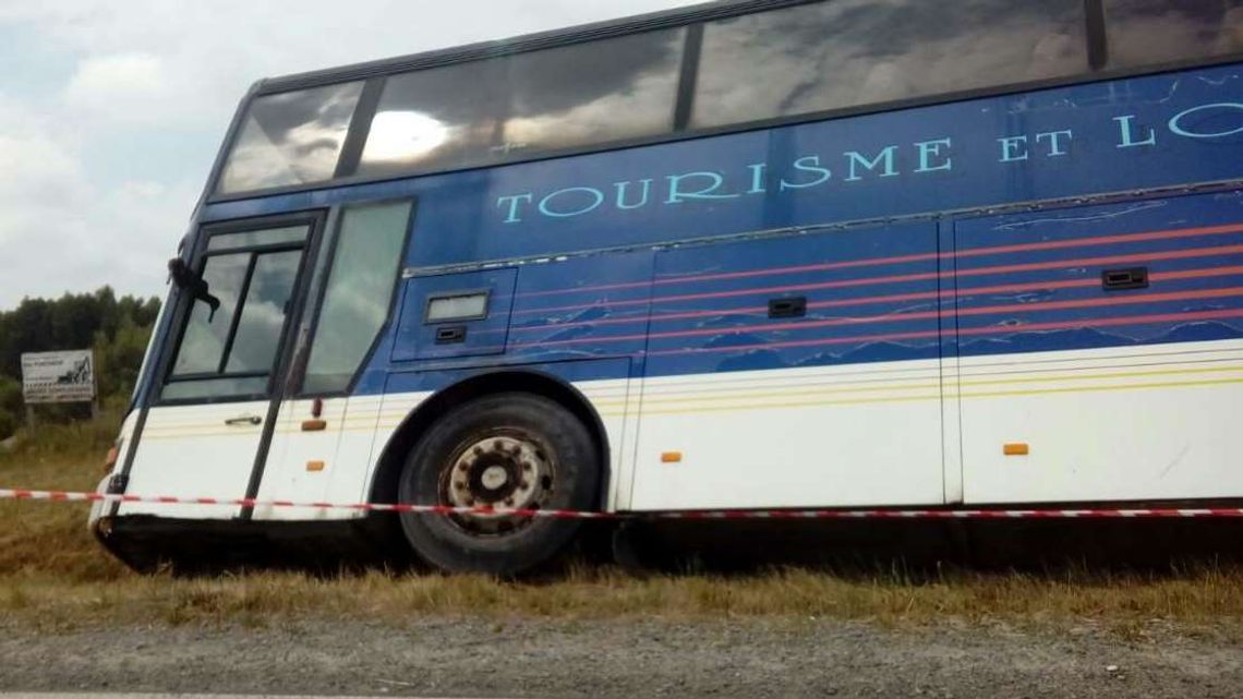 Autokar leży w rowie, na miejscu akcja strażaków. To nie był wypadek