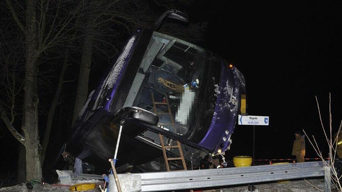 Autokar wpadł w poślizg i wypadł z drogi. Jechało nim 26 osób