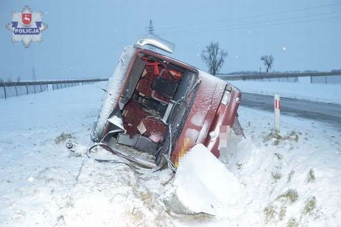 Autokar z pielgrzymami wpadł do rowu. Jechało nim 30 osób Autokar z pielgrzymami wpadł do rowu. Jechało nim 30 osób