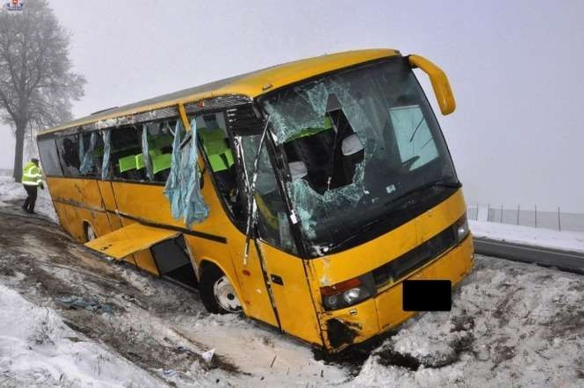 Autokar z Warszawy do Kijowa przewrócił się na bok. Kierowca jechał za szybko