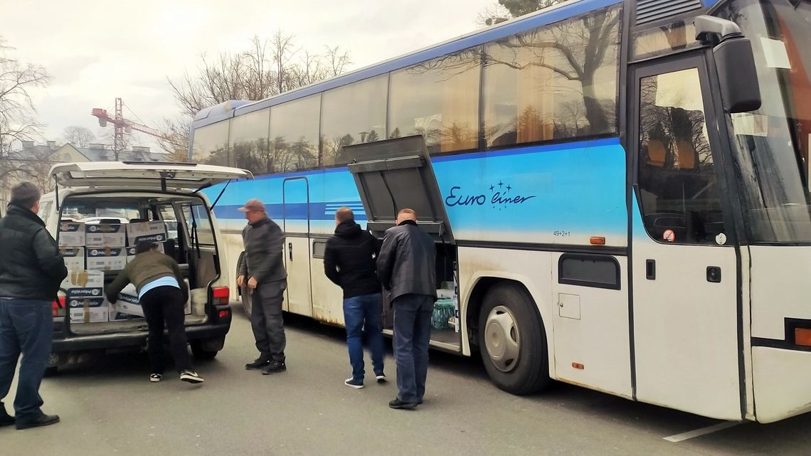 Autokary z pomocą nie robią przerw. "Nie ma czasu do stracenia" Autokary z pomocą nie robią przerw. "Nie ma czasu do stracenia"