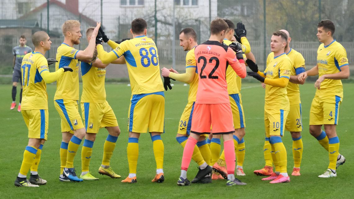 Avia – Świdniczanka 7:2. Potrzebują jeszcze kogoś do środka pola
