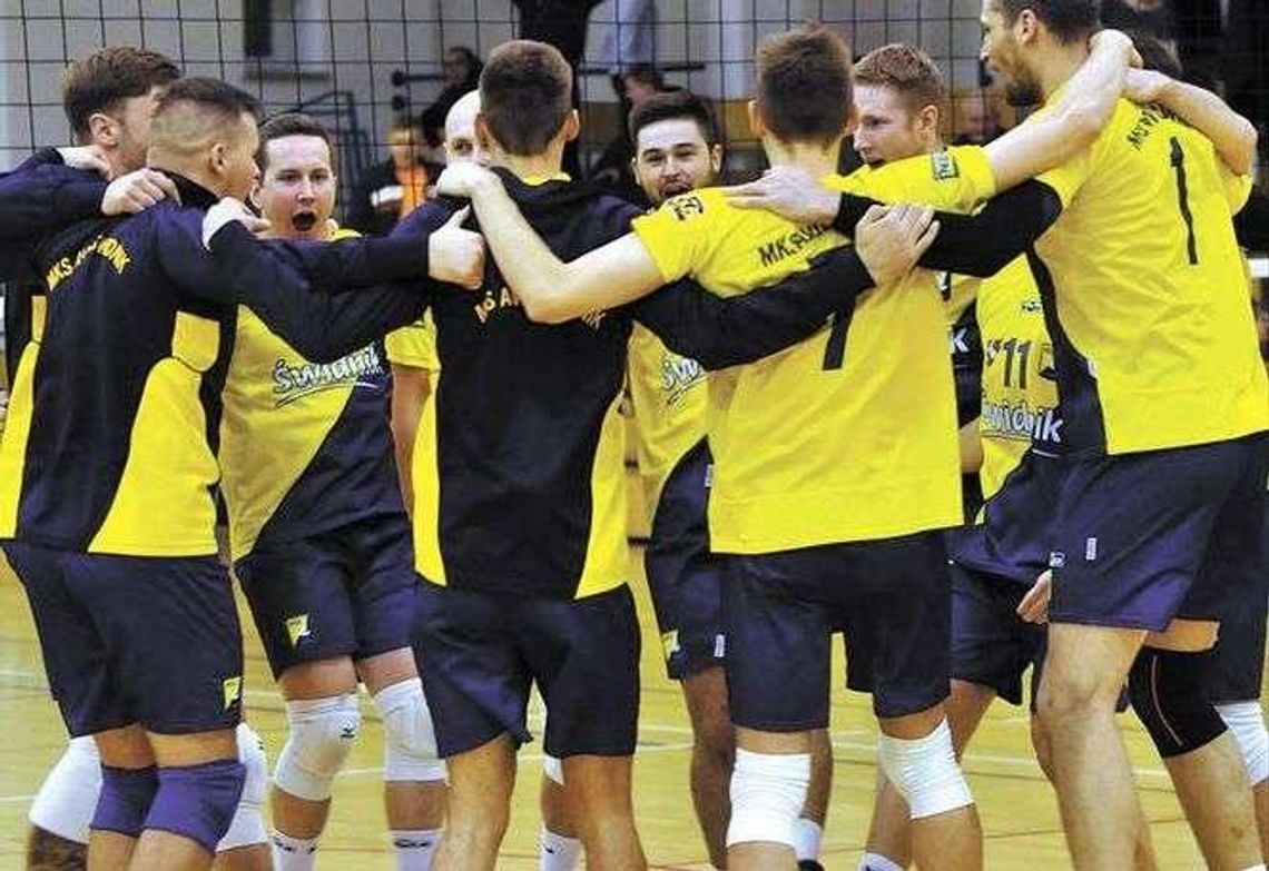 Avia Świdnik – AKS V LO Rzeszów 3:1. Nadal są w czołówce