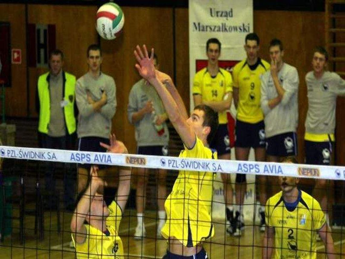 Avia Świdnik przegrała 0:3 z liderem Camperem Wyszków. Huragan zdobył stolicę