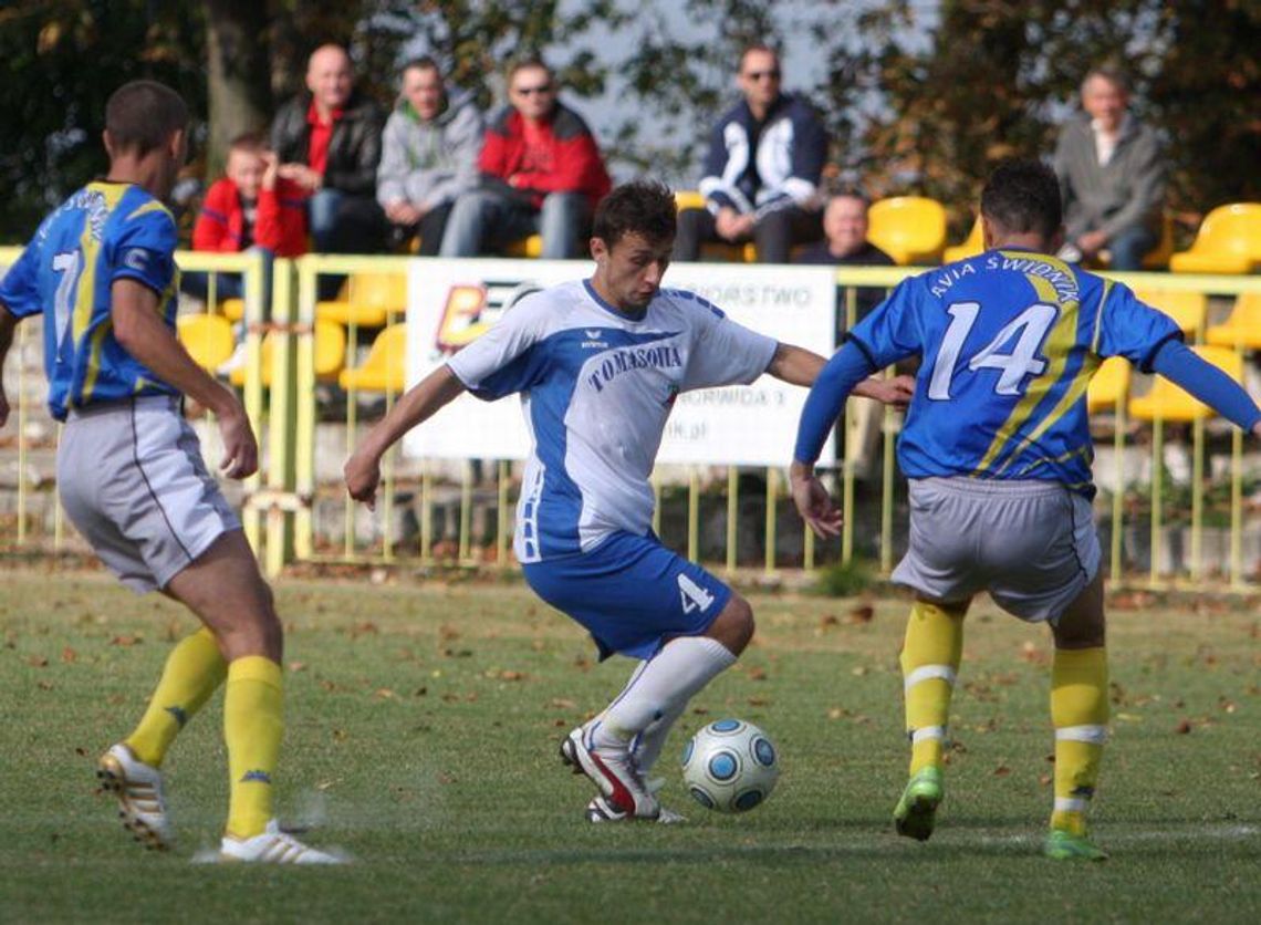 Avia Świdnik - Tomasovia 0:2, lider bez armat 