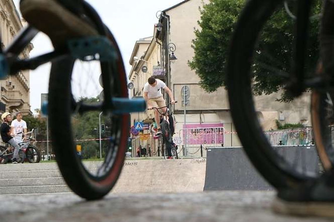 Awantura koło Centrum Kultury. Czytelnik: Dresiarze zaatakowali rowerzystów