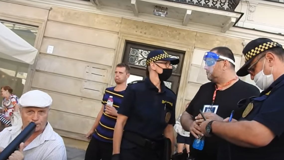 Awantura na Jarmarku Jagiellońskim. Przechodnie stanęli w obronie grajka [wideo]