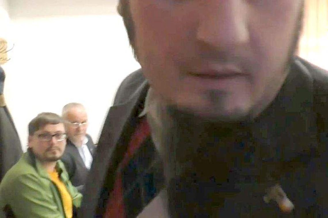 Awantura na posiedzeniu rady dzielnicy. Radny nie chciał być filmowany (wideo)