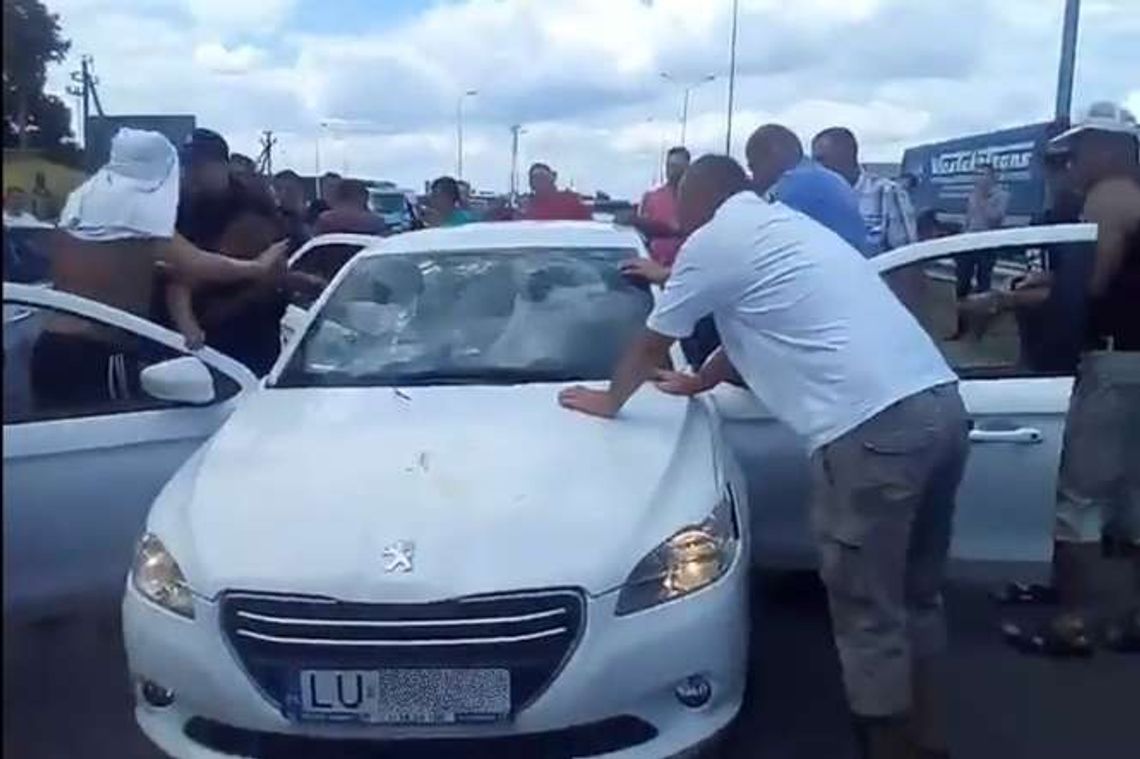 Awantura przy granicy polsko-ukraińskiej. Zdemolowany samochód na lubelskich numerach