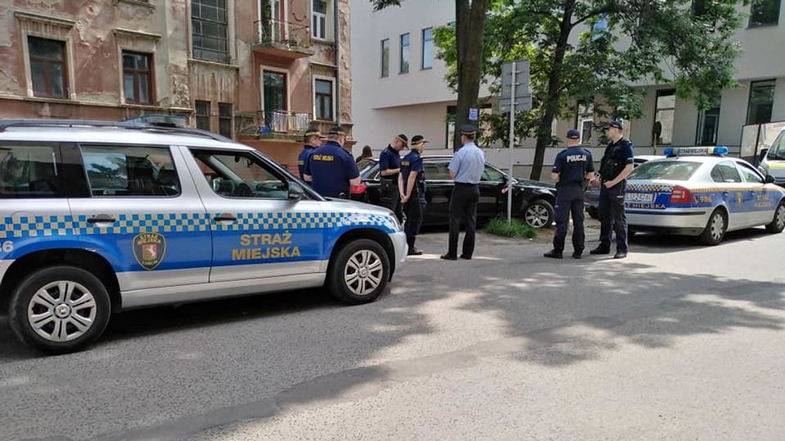 Awantura w centrum Lublina. Miasto postawiło słupki, na prywatny parking nie da się już wjechać