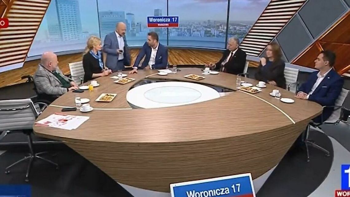 Awantura w studio TVP Info. Senator Bury wyciąga z kieszeni ogórka. Nagranie