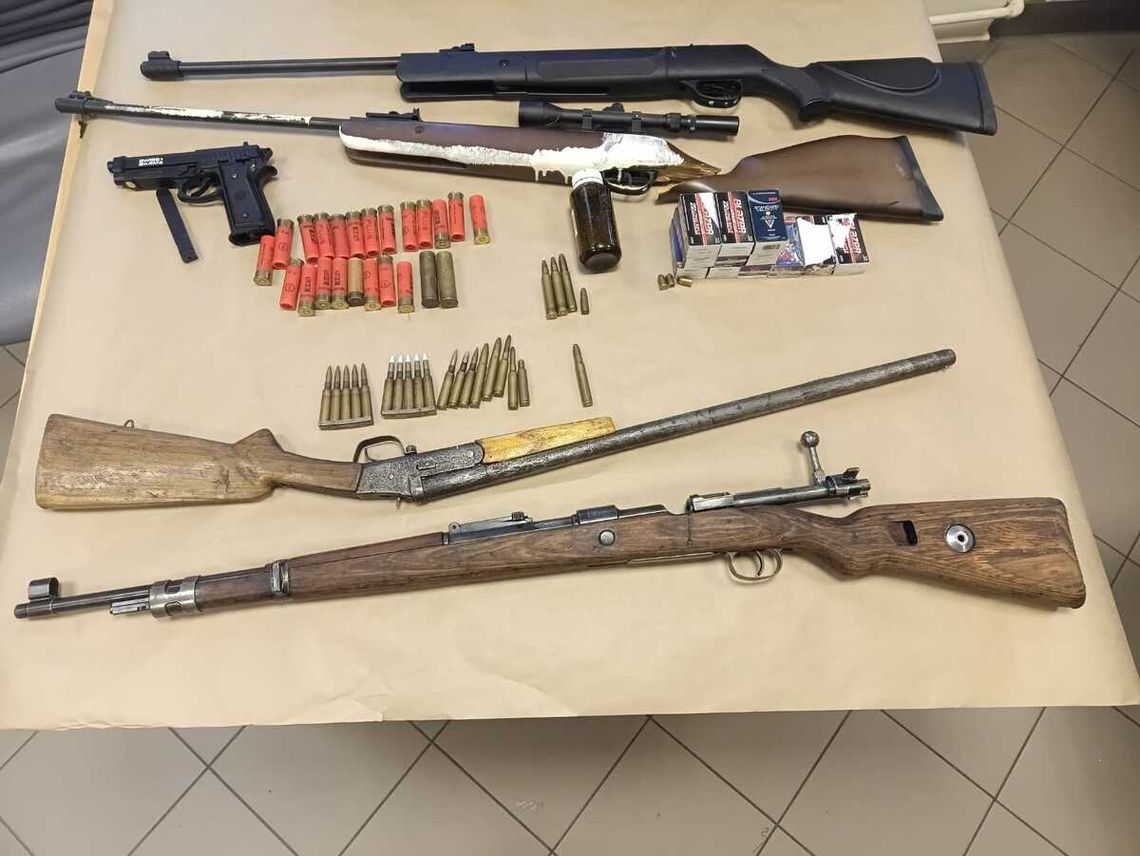 Awantura z arsenałem w tle: 53-latek trzymał w domu nielegalną broń Broń policja Janów Lubelski