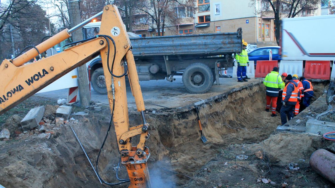 Awaria ciepłownicza, utrudnienia na al. Partyzantów w Puławach