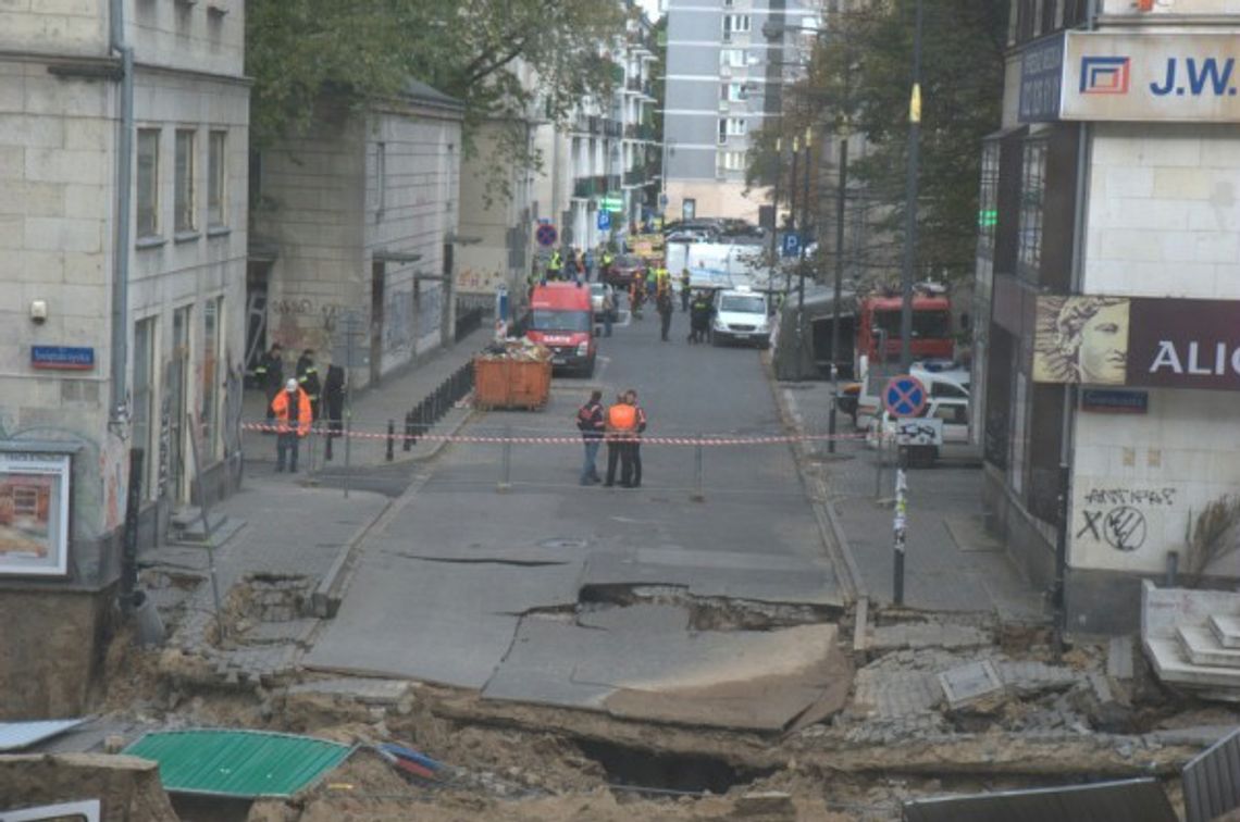 Awaria na budowie metra. Zapadła się ziemia. Marszałkowska zamknięta [objazdy, zdjęcia]