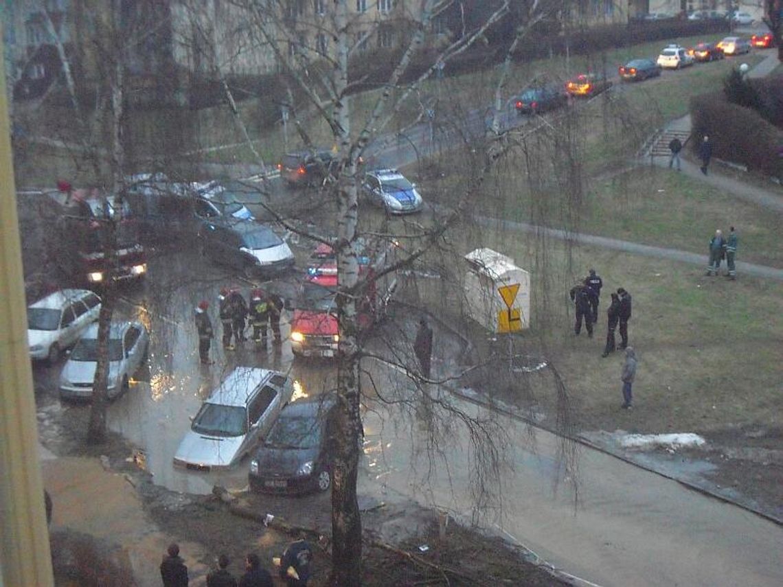 Awaria na Muzycznej. Samochód pod wodą
