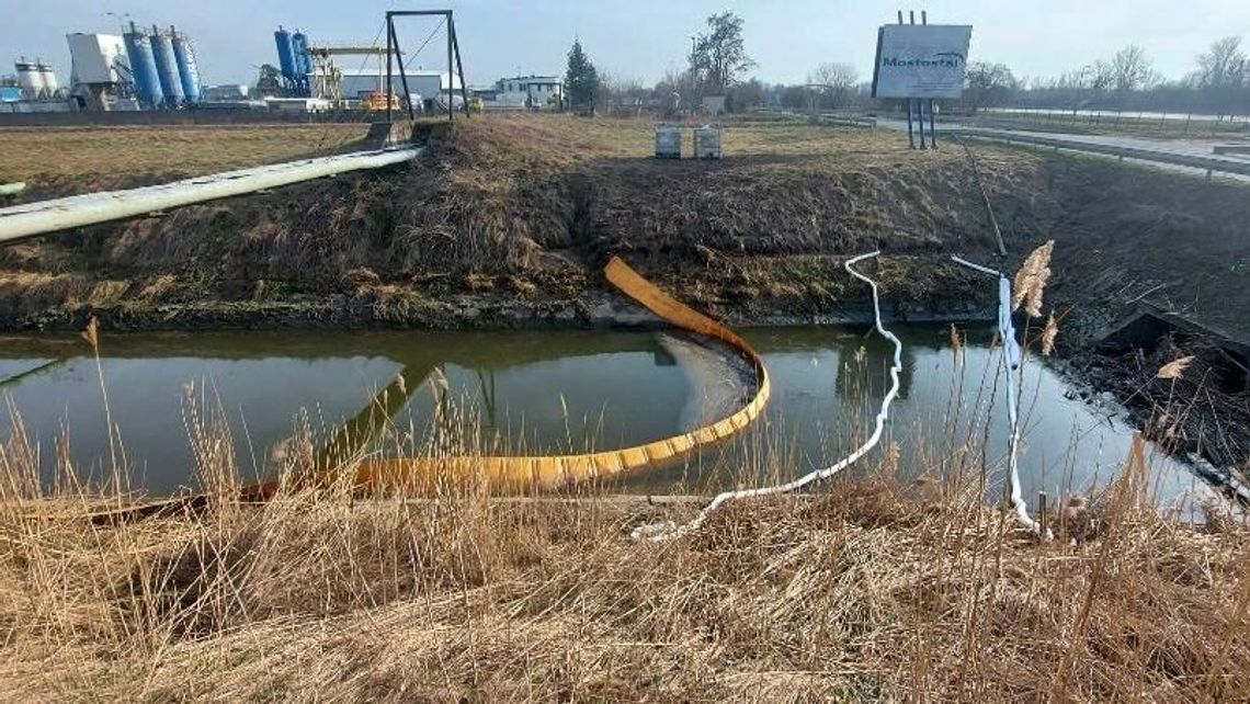 Awaria na terenie Zakładów Azotowych. Kanałem popłynęły setki litrów oleju