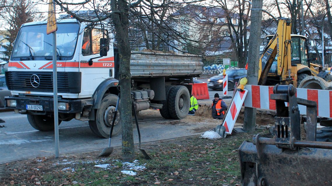 Awaria sieci ciepłowniczej w Puławach. Rozkopali al. Partyzantów