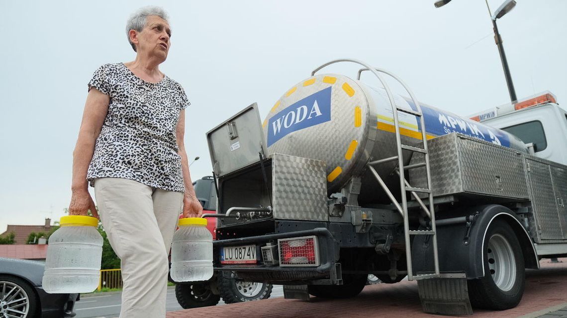 Awaria wodociągowa w Świdniku. Ludzie wykupują wodę ze sklepów [lokalizacje beczkowozów]