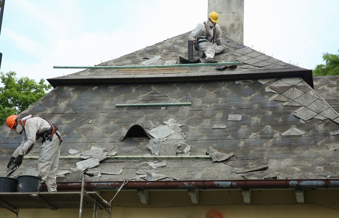 Azbest w Poniatowej. Ostatni dzwonek na złożenie raportu