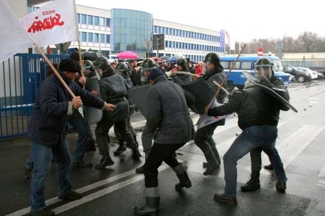 Azoty kontra ZOMO. Przypomnieli wydarzenia sprzed 34 lat (zdjęcia)