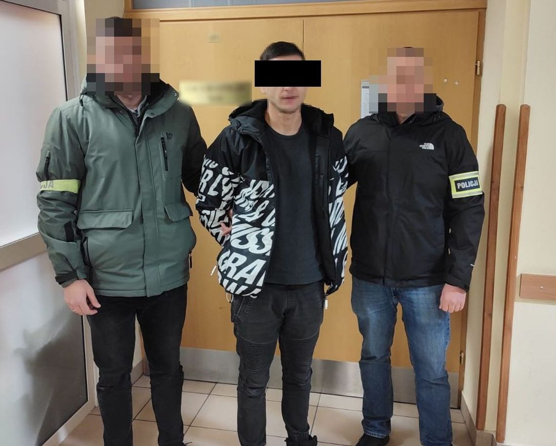 Babcia bardziej sprytna od oszusta. Zamiast pieniędzy przekazała książki Zatrzymanie mężczyzny przez policję – podejrzany w asyście funkcjonariuszy