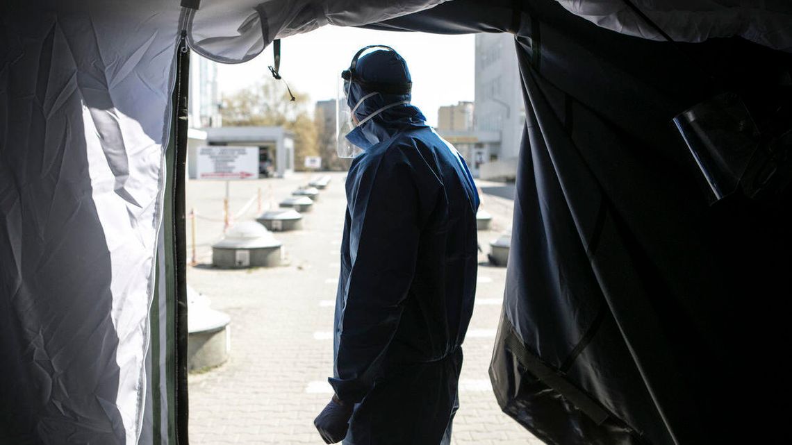 Badania, mutacje i odmieniony świat. 100 mln zakażeń koronawirusem, zmarło 2 mln chorych