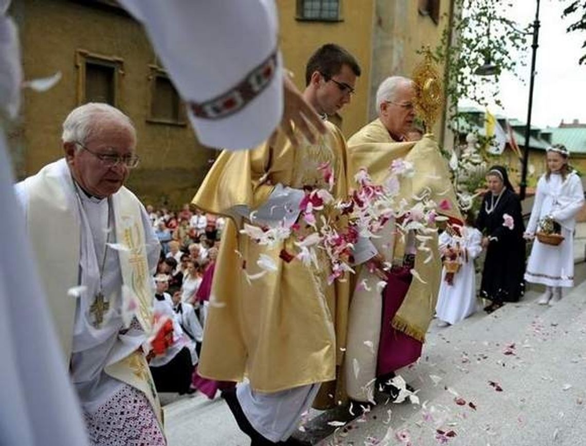 Badania religijności Polaków. Wiemy ile osób odeszło z Kościoła w 2011r.