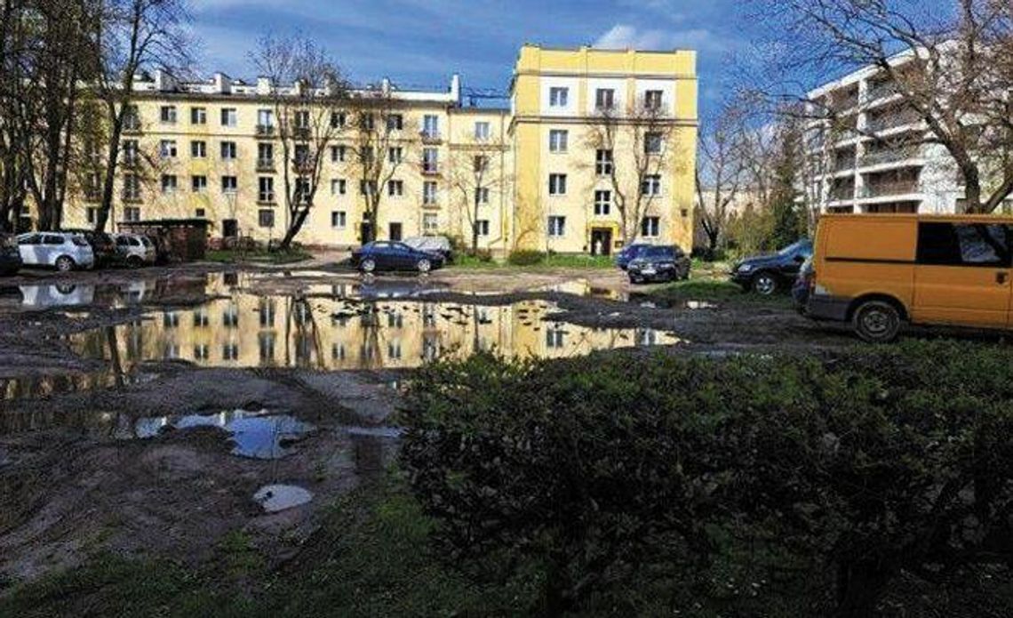 Bajoro na parkingu w centrum Lublina. Mieszkańcy biorą sprawy w swoje ręce