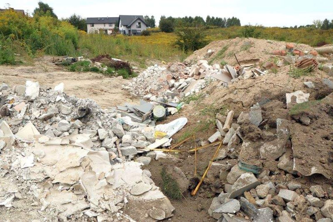 Bałagan na Szerokiem: Ktoś wywiózł ziemię i gruz