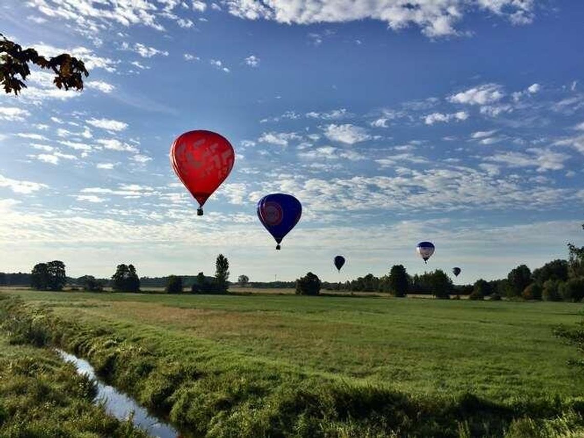Balonowe święto w Nałęczowie. "Czasem zrzucamy cukierki. To frajda dostać prezent "z nieba"