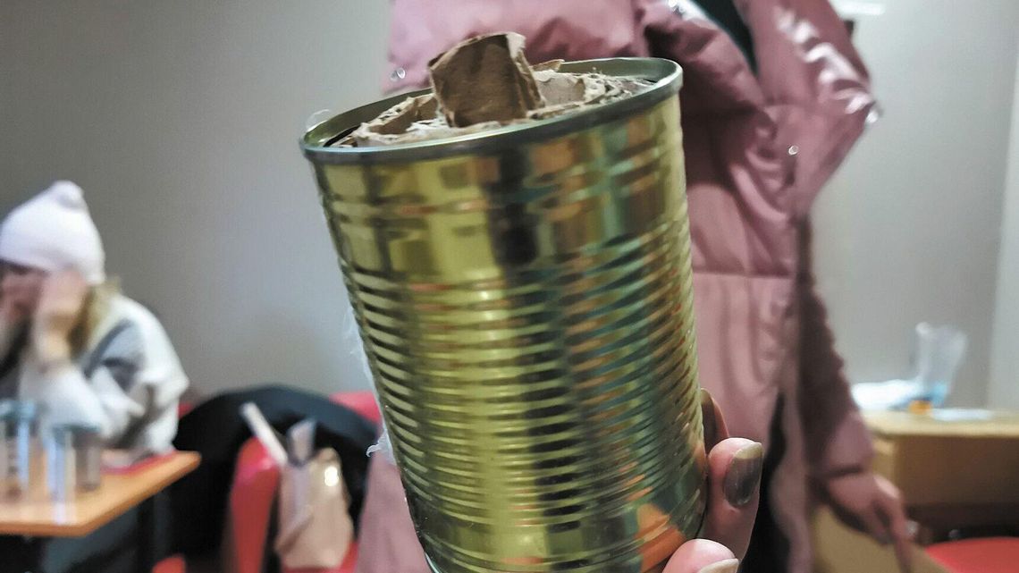 Banalnie prosto można ogrzać Ukraińców i dać im światło. Trzeba mieć tylko puszkę