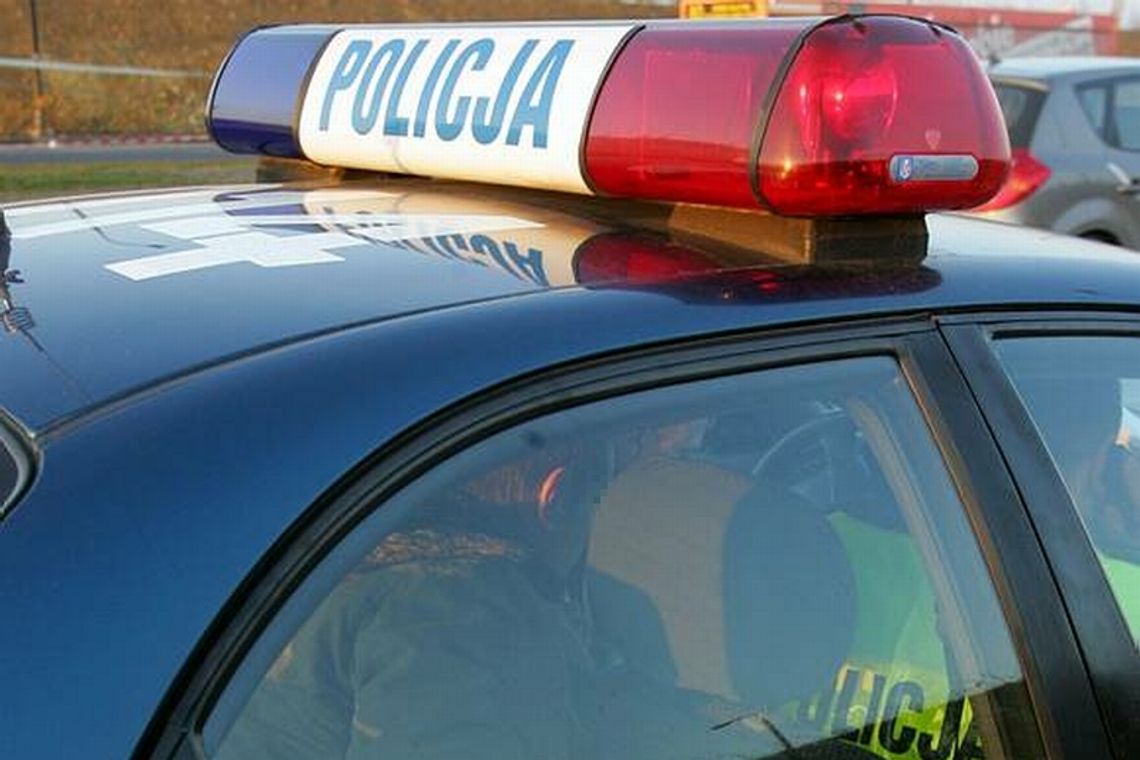 Bandyci udawali kumpla ofiary, gdy zobaczyli policjantów Bandyci udawali kumpla ofiary, gdy zobaczyli policjantów