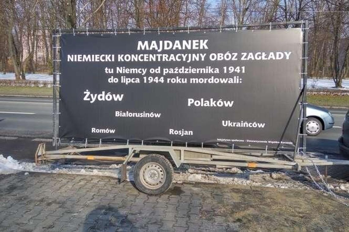 Baner na lawecie przed Muzeum na Majdanku. "Uznałem, że należy to napisać wprost"