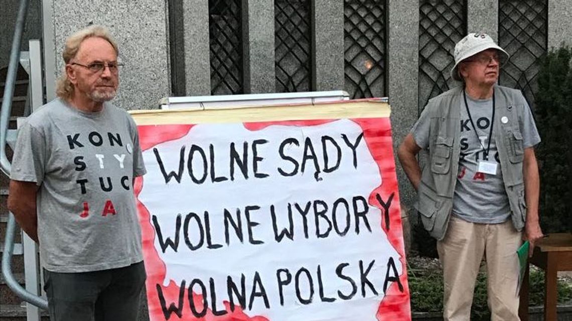 Baner z napisem "konstytucja" na pomniku Kaczyńskich. Działacze KOD chcą odszkodowania od policji Baner z napisem "konstytucja" na pomniku Kaczyńskich. Działacze KOD chcą odszkodowania od policji
