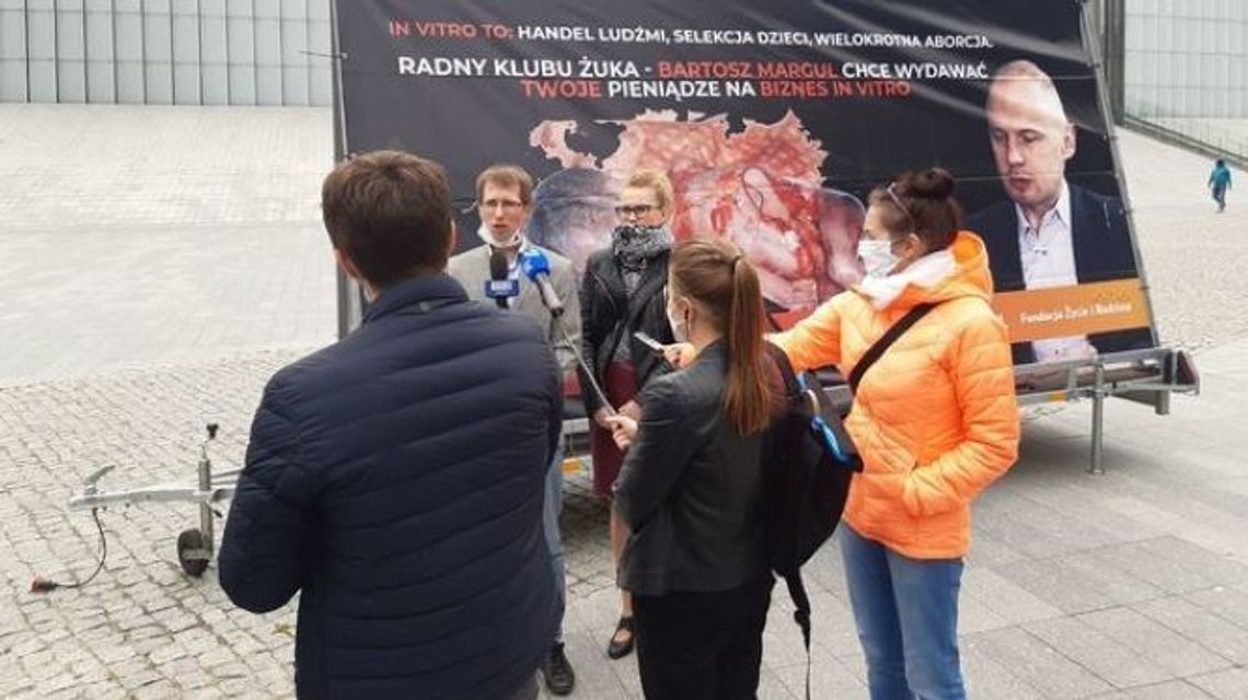 Baner z radnym Lublina i zakrwawionym płodem w centrum miasta, a policja nie znalazła sprawcy