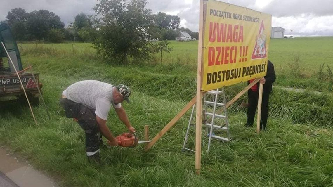 Banerem w drogowego pirata. Kierowcy, noga z gazu, dzieci wracają do szkół Banerem w drogowego pirata. Kierowcy, noga z gazu, dzieci wracają do szkół